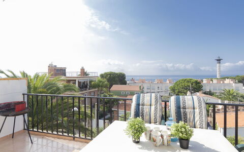 Regina: Property, Building, Real Estate, House, Apartment, Roof, Residential Area, Room, Home, Balcony