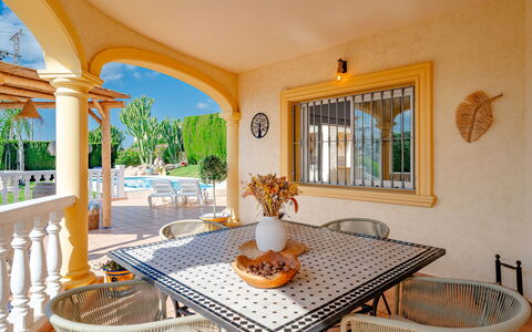 Hawaii: Furniture, Interior Design, Chair, Table, Flooring, Kitchen & Dining Room Table, Floor, Resort, Dining Room, Ceiling
