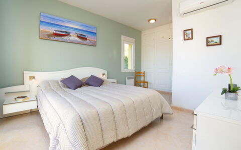 Hawaii: Bedroom, Furniture, Bed, Room, Bed Sheet, Property, Bedding, Interior Design, Wall, Bed Frame