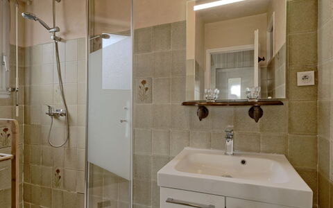 Le Clos Er Bert: Plumbing Fixture, Mirror, Tap, Sink, Property, Shower Head, Bathroom, Bathroom Sink, Shower