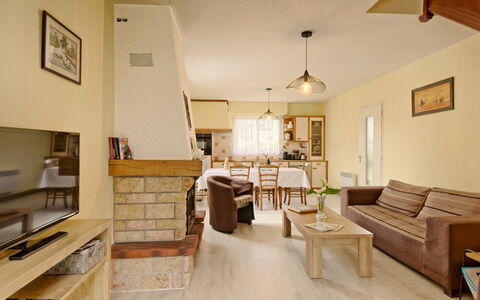 Le Clos Er Bert: Furniture, Property, Table, Couch, Wood, Plant, Shelf, Interior Design, Cabinetry, Flooring