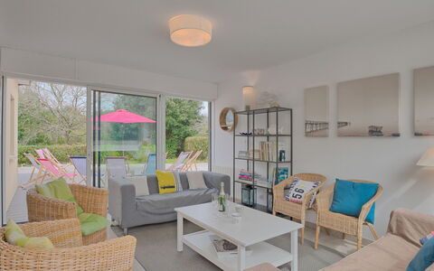 La Pointe de Kerners: Table, Furniture, Property, Couch, Plant, Picture Frame, Chair, Interior Design, Living Room, House