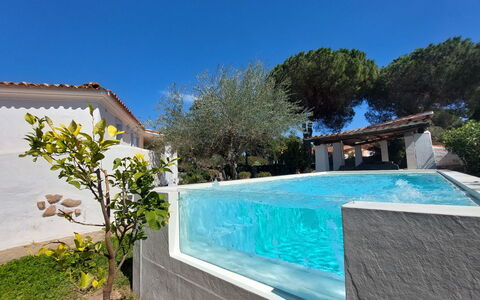 Omer: Water, Plant, Sky, Property, Building, Swimming Pool, Azure, Rectangle, Architecture, Tree