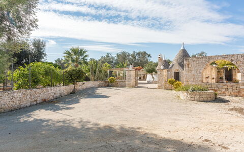 Trullo Suenn Con Piscina: Property, Sky, Wall, Building, Land Lot, Real Estate, House, Tree, Estate, Landscape