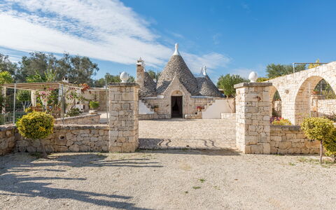 Trullo Suenn Con Piscina: Property, Building, Wall, House, Sky, Real Estate, Architecture, Village, Vacation, Rural Area