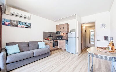 Escale Port 30.3: Furniture, Flooring, Floor, Interior Design, Apartment, Wood Flooring, Room, Couch, Living Room