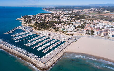 Torremar Alex: Water, Water Resources, Sky, Cloud, Azure, Building, Coastal And Oceanic Landforms, Urban Design, Landscape, City