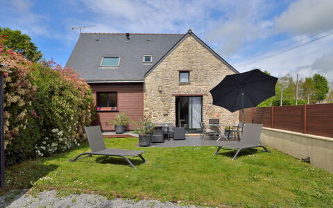 Le Graffi'Ty: Plant, Property, Building, Natural Landscape, Tree, Land Lot, House, Cottage, Landscape, Residential Area