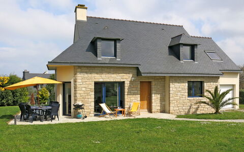 Golf de Bretagne: Plant, Sky, Cloud, Building, Window, House, Land Lot, Grass, Siding, Tree