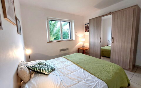 Golf de Bretagne: Furniture, Building, Property, Comfort, Window, Azure, Wood, Shade, Bed, Bed Frame