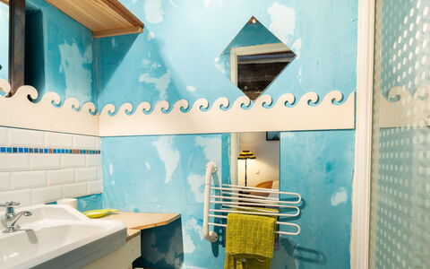 La Duchesse: Property, Blue, Sink, Tap, Green, Azure, Plumbing Fixture, Lighting, Mirror, Building