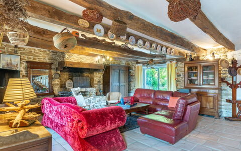 La Duchesse: Property, Picture Frame, Furniture, Couch, Wood, Interior Design, Architecture, Decoration, Living Room, Floor