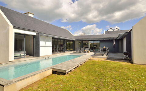 Villa Noalou: Cloud, Sky, Swimming Pool, Building, Land Lot, Shade, Grass, Water, House, Residential Area