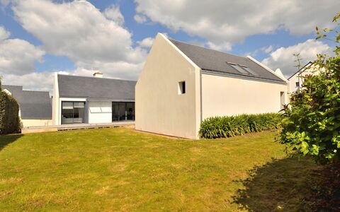 Villa Noalou: Cloud, Sky, Plant, Building, Land Lot, Grass, House, Window, Landscape, Cottage