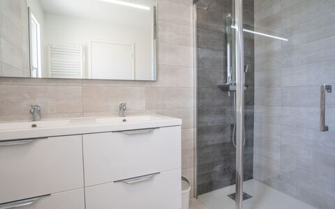 Les Dunes: Mirror, Property, Sink, Plumbing Fixture, Shower Head, Bathroom, Bathroom Cabinet, Tap, Shower Door