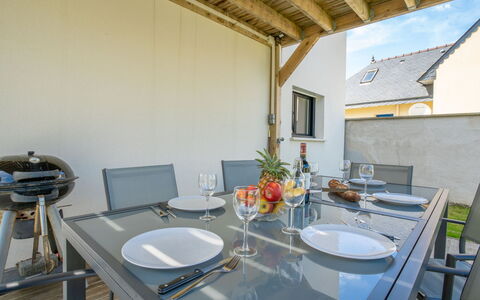 Les Dunes: Table, Furniture, Property, Plant, Building, Tap, Sink, Plumbing Fixture, Interior Design, Wood
