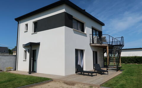 Les Dunes: Sky, Property, Plant, Building, Window, Cloud, Land Lot, Door, House