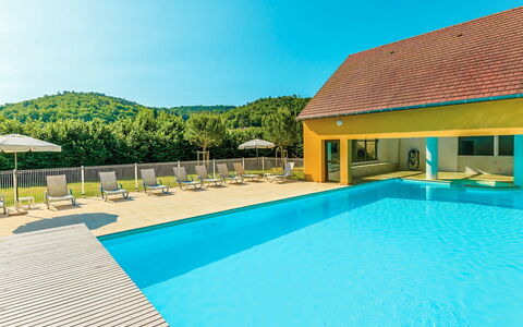 Montignac 651: Sky, Building, Water, Property, Swimming Pool, Blue, Plant, Azure, Green, Shade