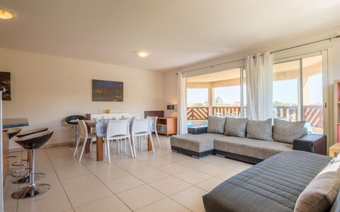 Presqu'île de la Lagune: Table, Furniture, Building, Window, Couch, Wood, Houseplant, Comfort, Interior Design, Flooring