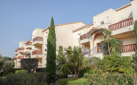 Presqu'île de la Lagune: Plant, Sky, Building, Property, Window, Botany, House, Vegetation, Arecales, Tree