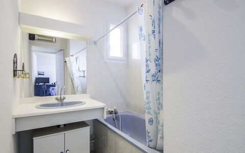Port Camargue 330: Property, Room, Bathroom, Building, Wall, House, Interior Design, Real Estate, Architecture, Tile