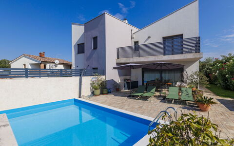 Villa Leonardo: Building, Swimming Pool, Residential Area, Architecture, House, Home, Composite Material, Estate, Shade, Resort