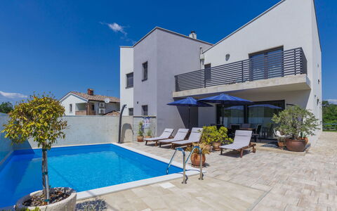 Villa Leonardo: Sky, Plant, Property, Water, Building, Swimming Pool, Azure, Flowerpot, Shade, Outdoor Furniture