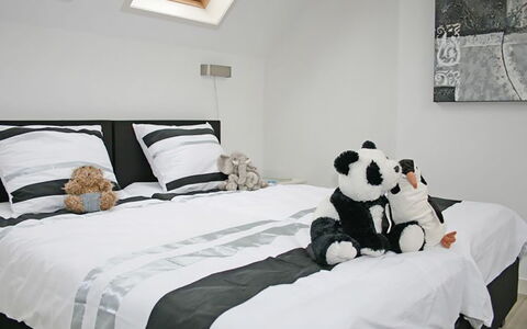Oesterdam Resort: Bedroom, Bed, Bed Sheet, Room, Furniture, Bedding, Property, Bed Frame, Interior Design, Black-And-White