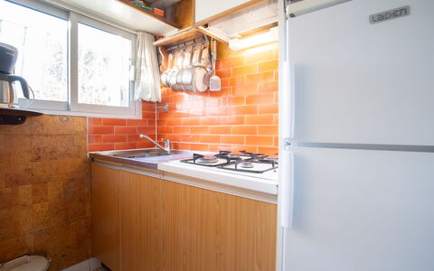 Port Camargue 510: Building, Cabinetry, Kitchen Appliance, Kitchen, Countertop, Window, Tap, Wood, Kitchen Stove, House