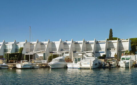 Port Camargue 510: Water, Sky, Boat, Watercraft, Vehicle, Lake, Dock, Mast, Boats And Boating--Equipment And Supplies