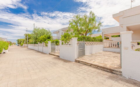 Villa Mezzaluna: Property, Real Estate, Residential Area, Building, House, Sky, Home, Architecture, Room, Tree