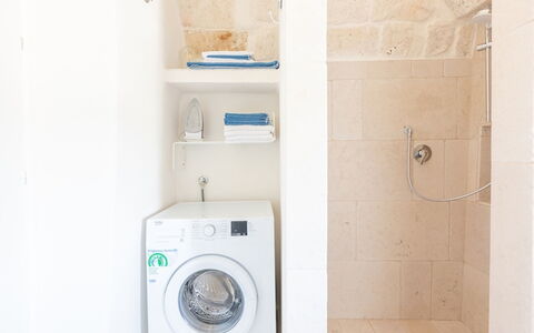 Solo Voi: Clothes Dryer, Major Appliance, Property, Room, Laundry Room, Bathroom, Home Appliance, Washing Machine, Laundry, Tile