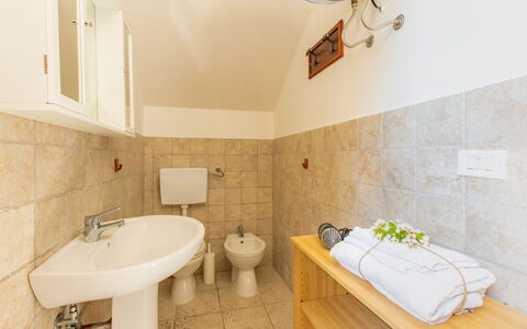 Villa Lidia Con Piscina: Bathroom, Property, Room, Interior Design, Real Estate, Building, House, Tile, Floor, Architecture
