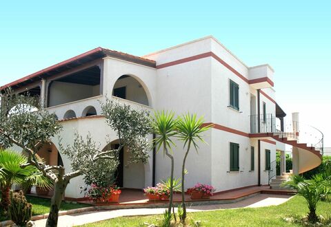 Prato Inglese Destro: Plant, Building, Sky, Property, Window, House, Land Lot, Tree, Neighbourhood, Residential Area