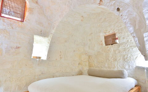 L'alcova: Room, Property, Furniture, Wall, Interior Design, Bed, Bedroom, Building, Suite, Ceiling