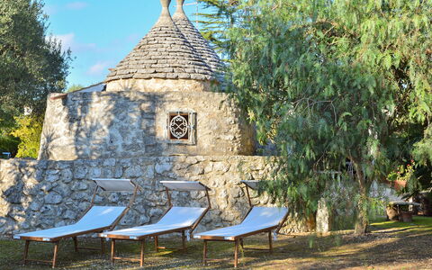 L'alcova: Property, Tree, Roof, Building, House, Architecture, Furniture, Cottage, Pavilion, Landscape