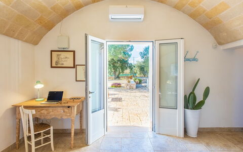 Trullo Con Piscina Per Bambini: Plant, Building, Furniture, Houseplant, Window, Table, Wood, Flowerpot, Interior Design, Door