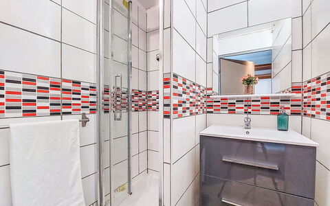 Le Californie: Flooring, Floor, Interior Design, Plumbing Fixture, Tile, Composite Material, Bathroom, Plumbing, Tap, Sink