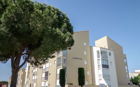 Le Grau du Roi 220: Sky, Window, Plant, Building, Tree, Urban Design, Tints And Shades, Facade, City, Tower Block