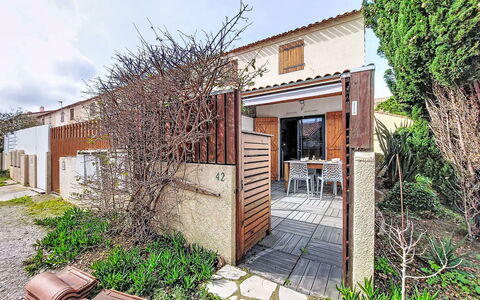 Le Grau du Roi 240: Wall, Residential Area, Shrub, Home, Garden, Shade, Driveway, Yard, Walkway, Landscaping