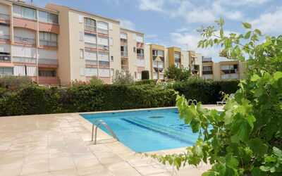 Le Grau du Roi 330: Plant, Water, Sky, Building, Daytime, Cloud, Property, Window, Swimming Pool, Azure