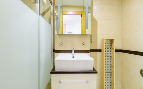 Altamar: Mirror, Tap, Bathroom Sink, Plumbing Fixture, Sink, Property, Bathroom Cabinet, Bathroom, Interior Design, Building