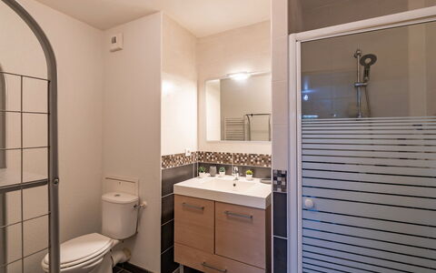 Capbreton 139: Property, Sink, Plumbing Fixture, Mirror, Bathroom, Tap, Interior Design, Bathroom Cabinet, Purple