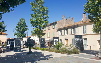 Saint-Tropez 260: Sky, Plant, Building, Property, Window, Tree, Road Surface, House, Urban Design, Land Lot