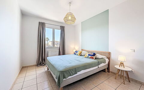 Orée des Salines: Bed, Bedroom, Floor, Flooring, Wall, Furniture, Interior Design, Wood, Bed Sheet, Bedding