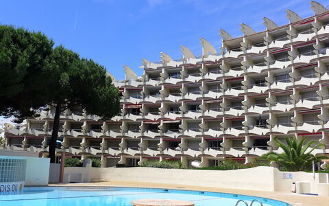 Paradis du Soleil: Sky, Water, Property, Plant, Building, Cloud, Tree, Shade, Leisure, Swimming Pool