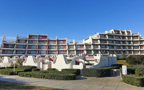 La Grande Motte 130: Sky, Building, Plant, Urban Design, Condominium, Shade, Facade, Commercial Building, Tower Block, Landscape