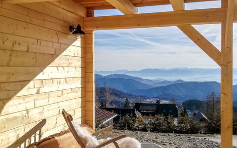 Hütte Gimpel: Room, Beam, Bedroom, Wood, Log Cabin, Building, Interior Design, House, Roof, Furniture