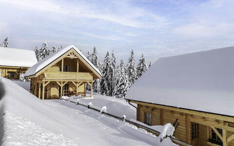 Hütte Gimpel: Cloud, Sky, Building, Property, Window, Snow, House, Slope, Tree, Freezing