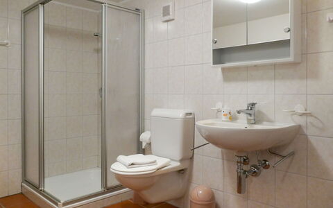 Rustico al Campett: Bathroom, Property, Room, Tile, Plumbing Fixture, Tap, Architecture, Wall, Bathroom Accessory, Interior Design
